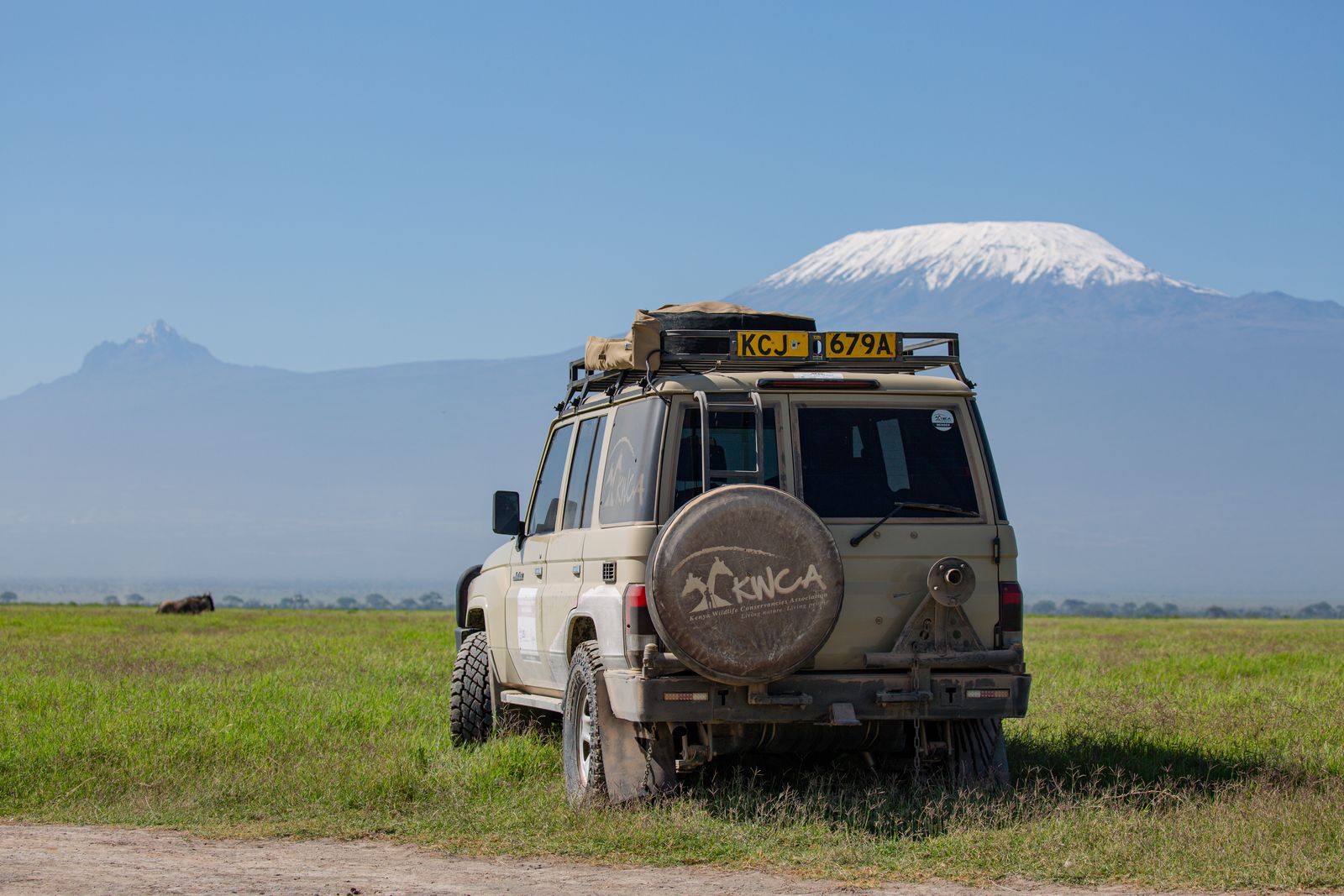 Kenya-registered Land Cruiser 4x4 for Masai Mara and Amboseli park hire